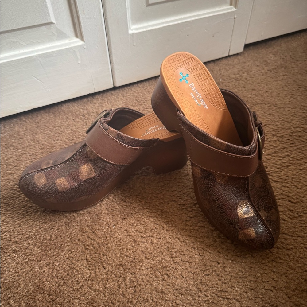 Baretraps Belita clogs size 7.5